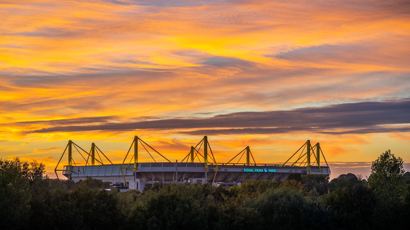 Stadion in Dortmund am Abend - Deutsche Fußball-Route