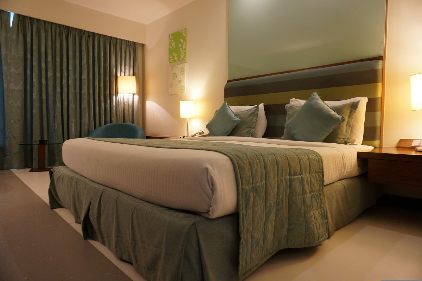 Hotelzimmer mit komfortablen Doppelbett