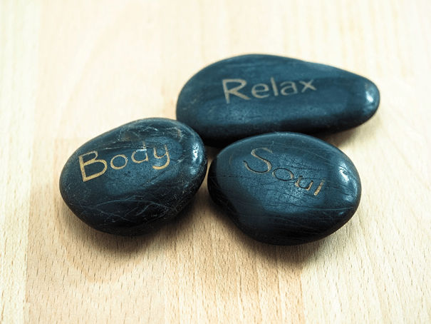 3 Schwarze Steine mit Inschrift Body, Soul, Relax
