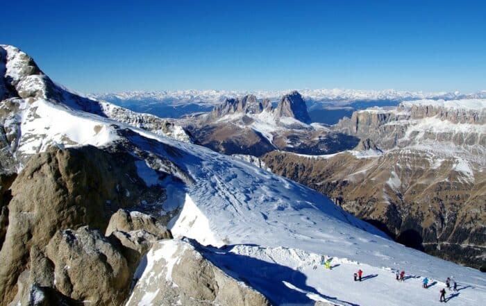 Südtiroler Bergwelt im Winter - Skifahrer auf Bergabfahrt