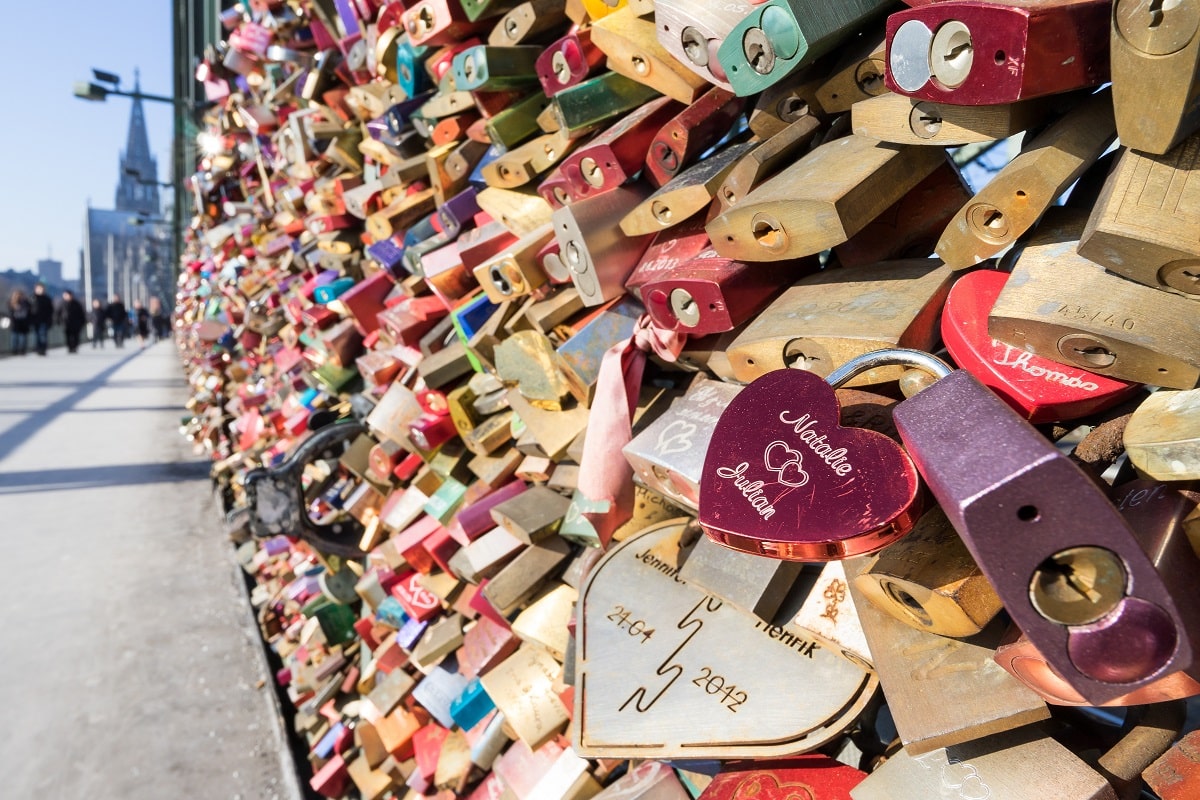 Liebesschlösser an der Hohenzollernbrücke in Köln - Ausflugsziele für den Valentinstag