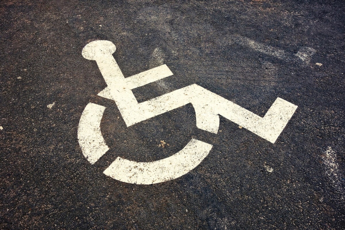 Rollstuhlsymbol auf der Straße
