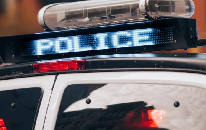 Dach eines Polizeiautor mit Police in Leuchtschrift auf dem Warnlicht