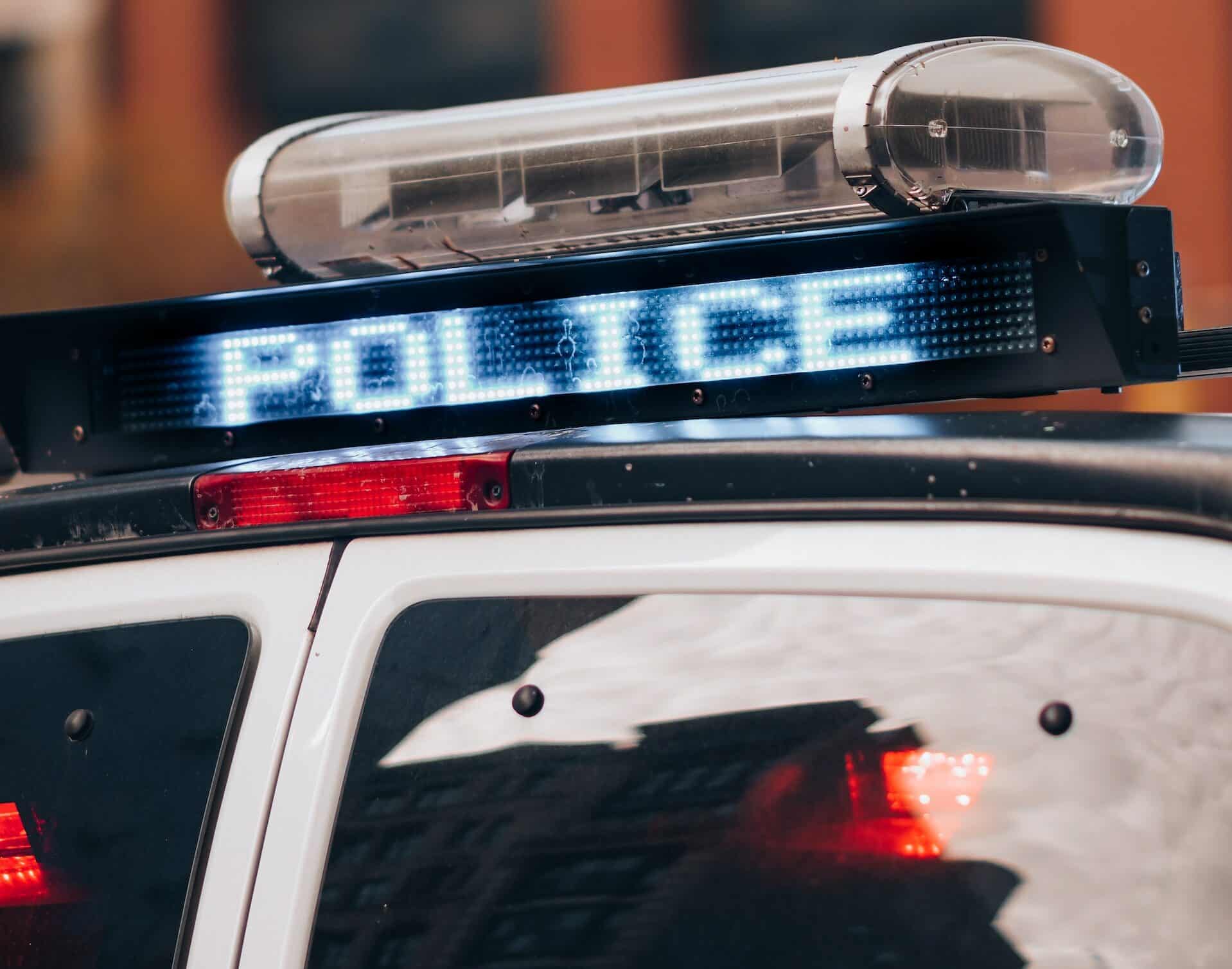 Dach eines Polizeiautor mit Police in Leuchtschrift auf dem Warnlicht