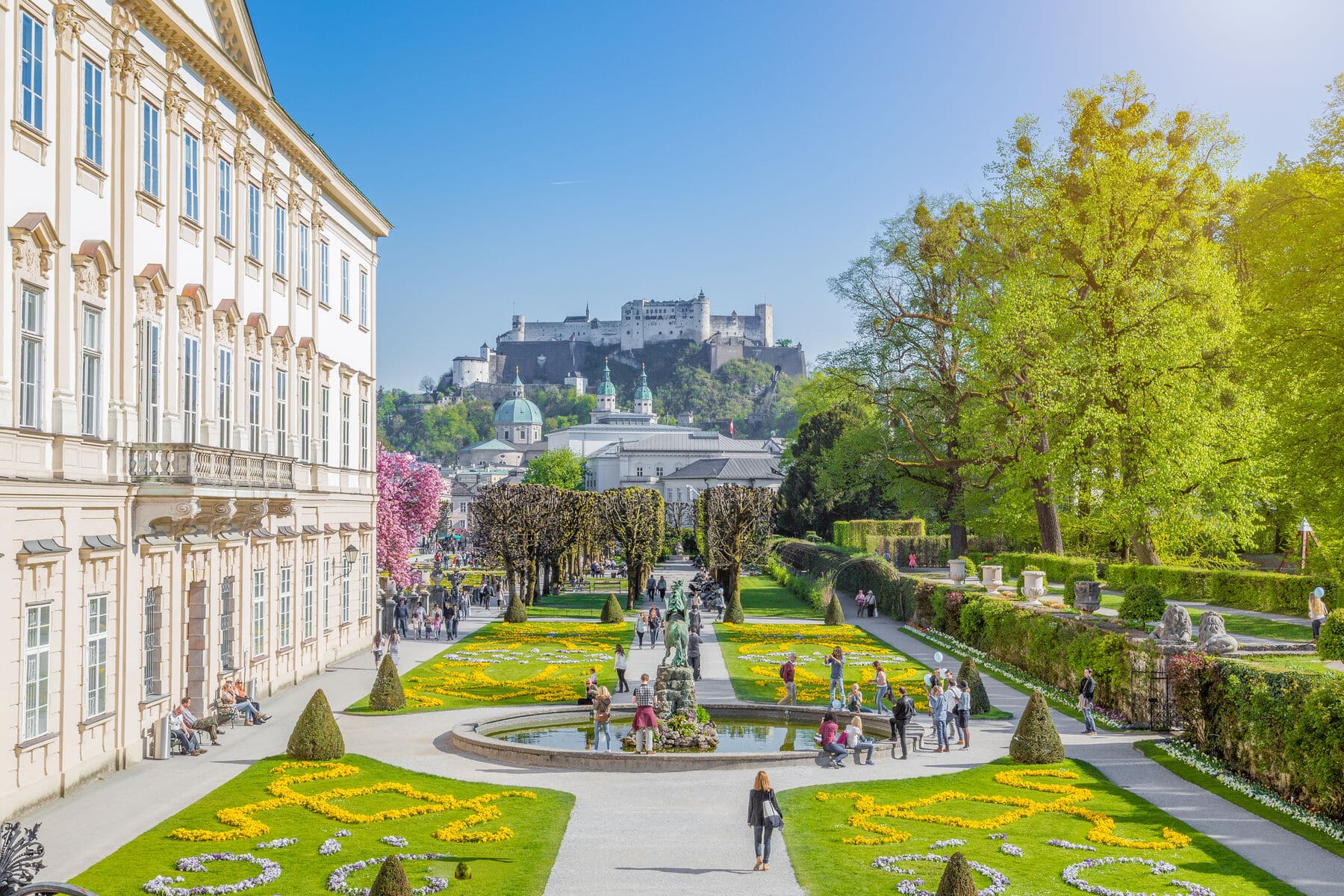 Mirabellengarten in Salzburg mit Blick auf Hohensalzburg