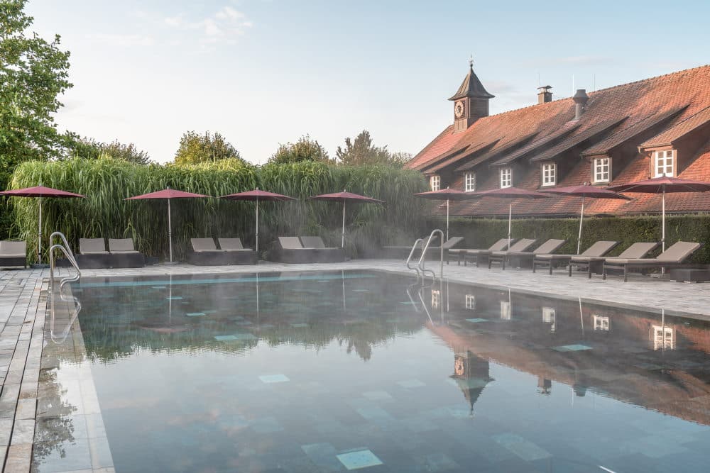 Outdoor Pool im Wald und Schlosshotel Friedrichsruhe in Zweiflingen