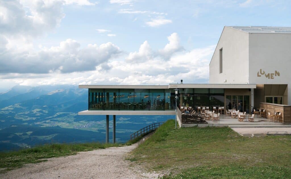 Die Dolomiten im Blick: Das AlpiNN Food Space & Restaurant