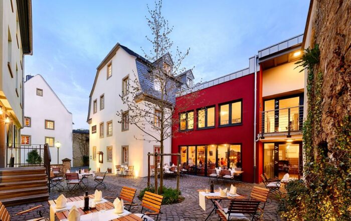 Außenansicht mit Hofterrasse Hotel Meisenheimer Hof am Abend