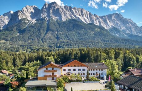 Außenansicht Romantik Alpenhotel Waxenstein