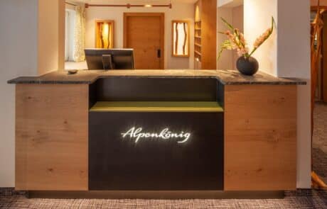 Rezeption Hotel Alpenkönig