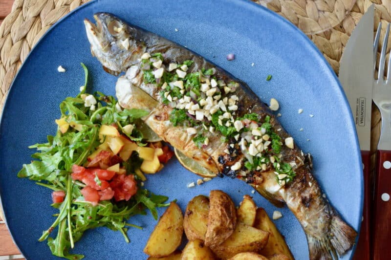Gegrillte Forelle mit Rucola-Füllung | Der Varta-Führer Gegrillte Forelle mit Rucola-Füllung | Der Varta-Führer