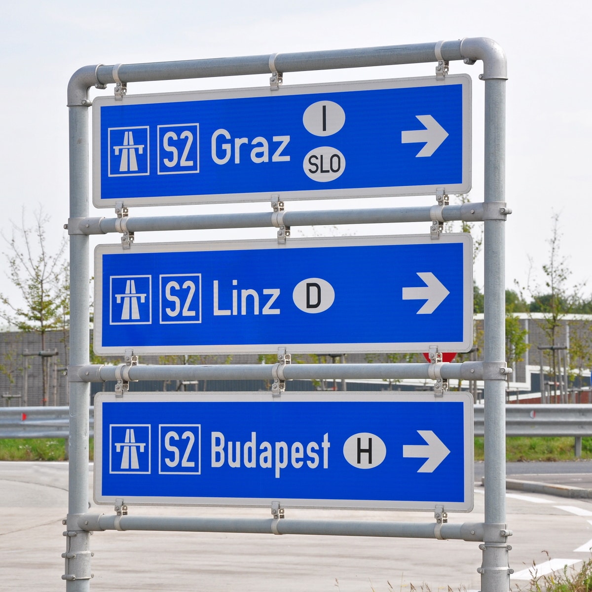 Straßenschilder Autobahn nach Graz, Linz und Budapest