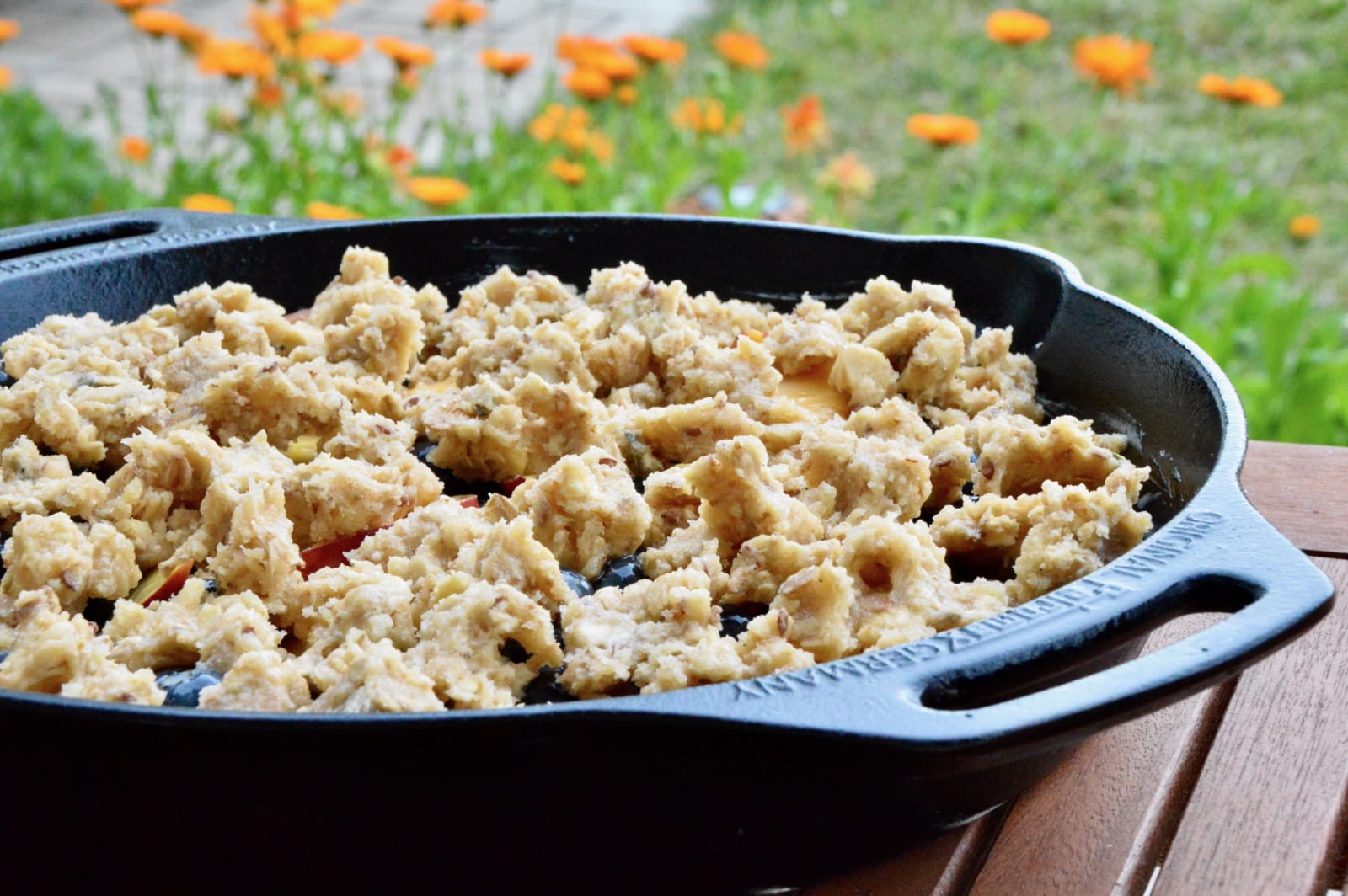 Cobbler Grill Dessert mit Crumbles fertig für den Backofen