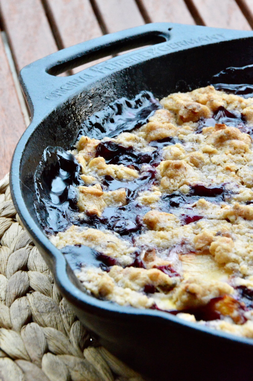 Cobbler Grilldessert mit Heidelbeeren und Crumbles fertig gebacken