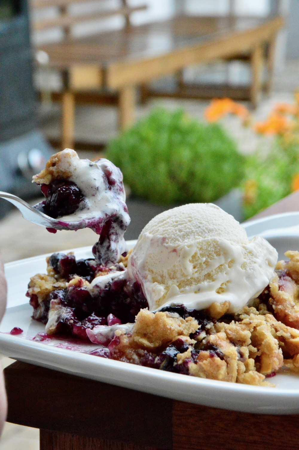 Cobbler Grill Dessert auf einem Teller mit Vanilleeiskugel