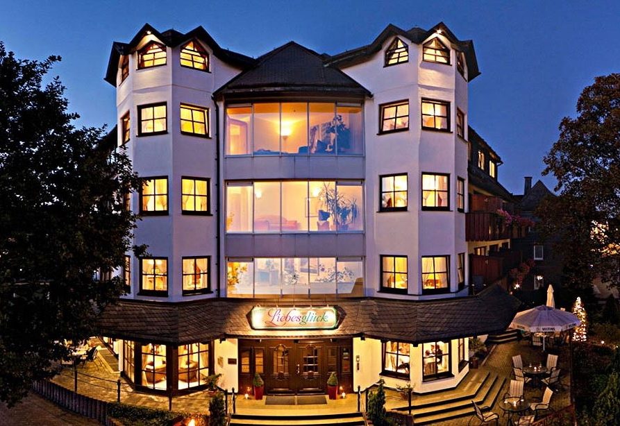 Boutiquehotel Liebesglueck am Abend beleuchtet, Außenaufnahme