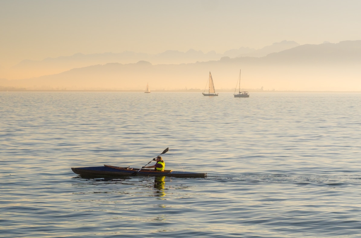 Kayaker im Morgennebel auif dem Bodensee