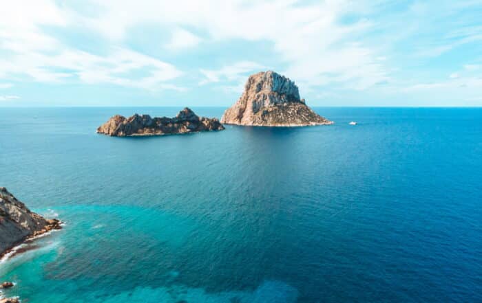 Blick über türkisfarbenes Wasser auf Inseln vor Ibiza