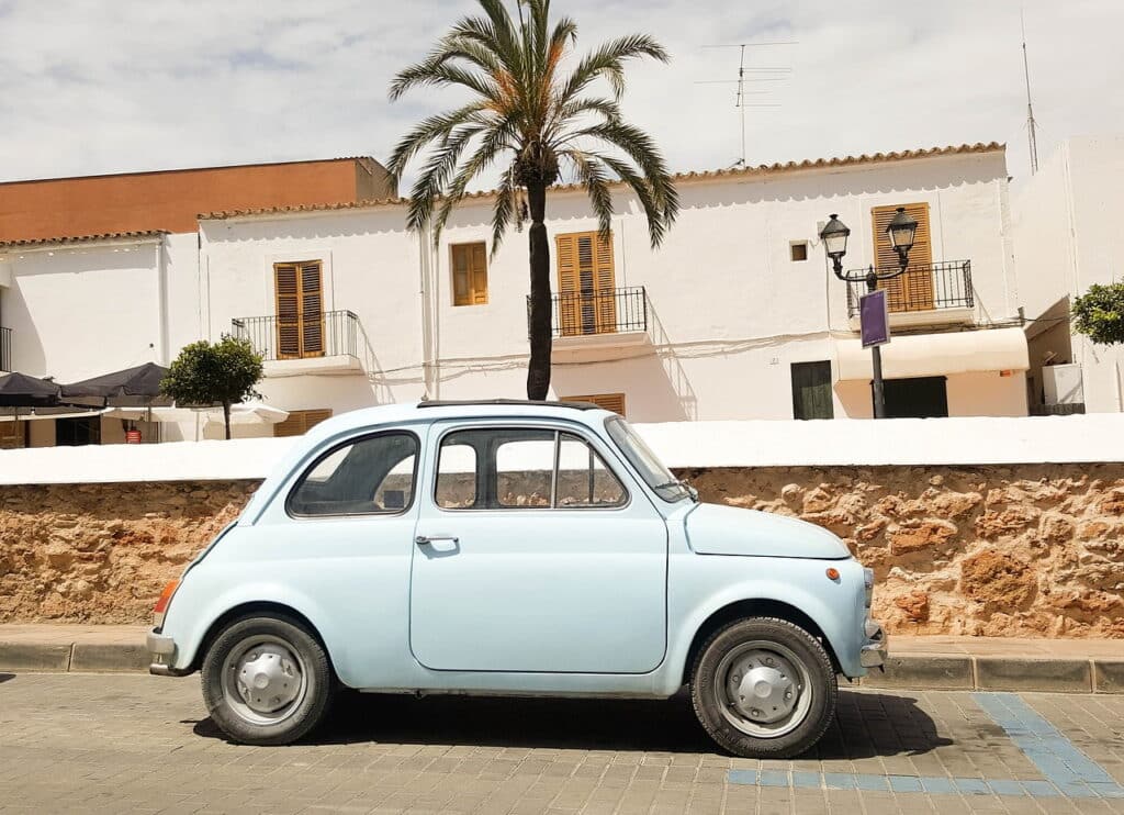 Alter Fiat 500 vor Häuserzzeile auf Ibiza