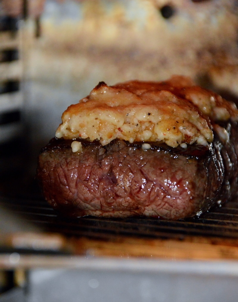 Flanksteak mit Parmesankruste überbacken im Grillofen