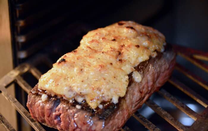 Flanksteak mit Käsekruste verzehrfertig überbacken