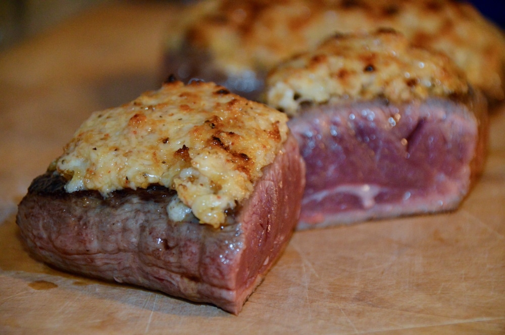 Flanksteak mit Käsekruste überbacken angeschnitten