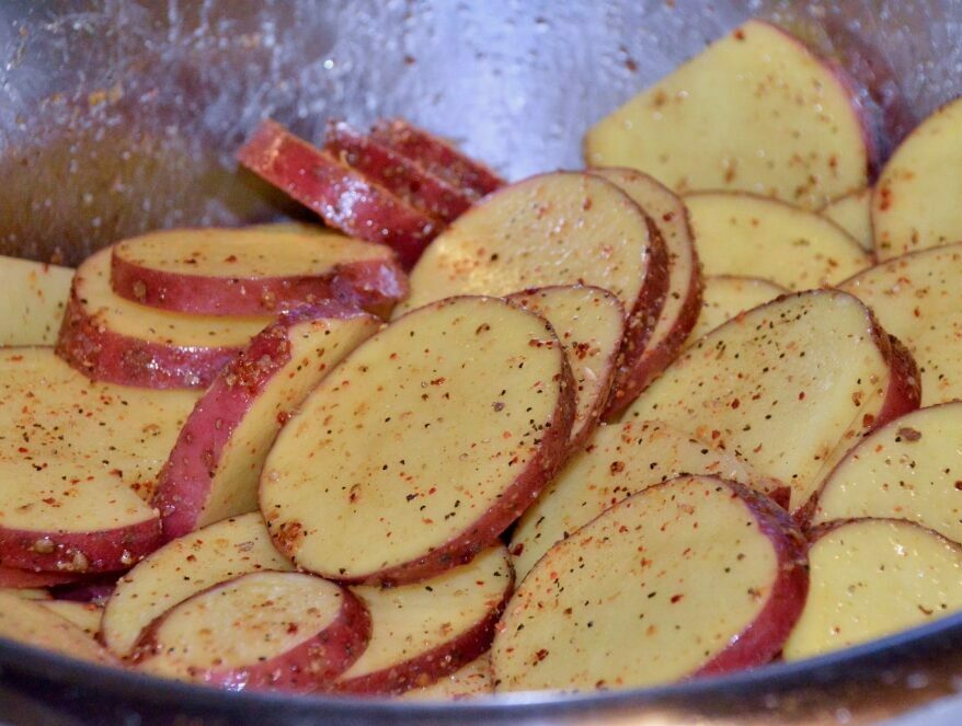 Süßkartoffelscheiben mariniert vor dem Garen