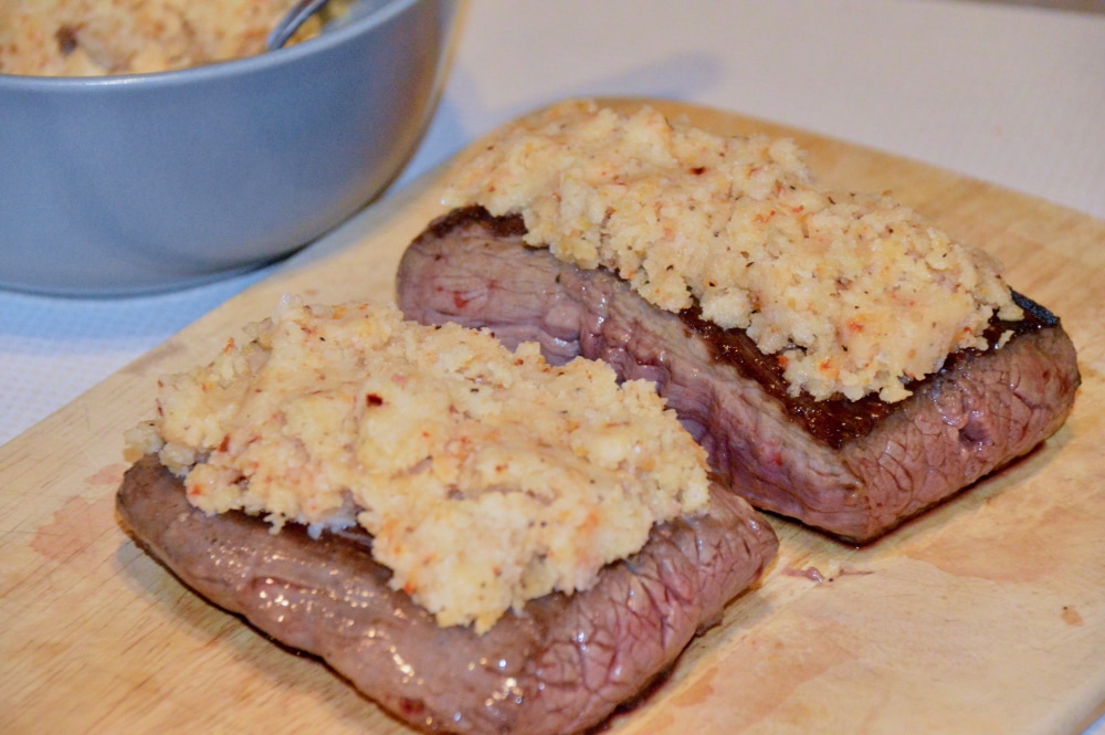 2 Flanksteaks mit Parmesankruste vor dem Überbacken