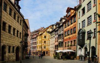 Straße mit Fachwerkhäusern und Kopfsteinpflaster in der Nürnberger Altstadt