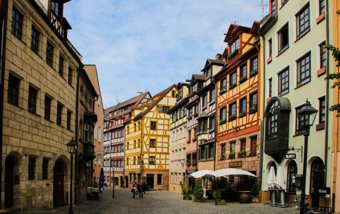 Straße mit Fachwerkhäusern und Kopfsteinpflaster in der Nürnberger Altstadt