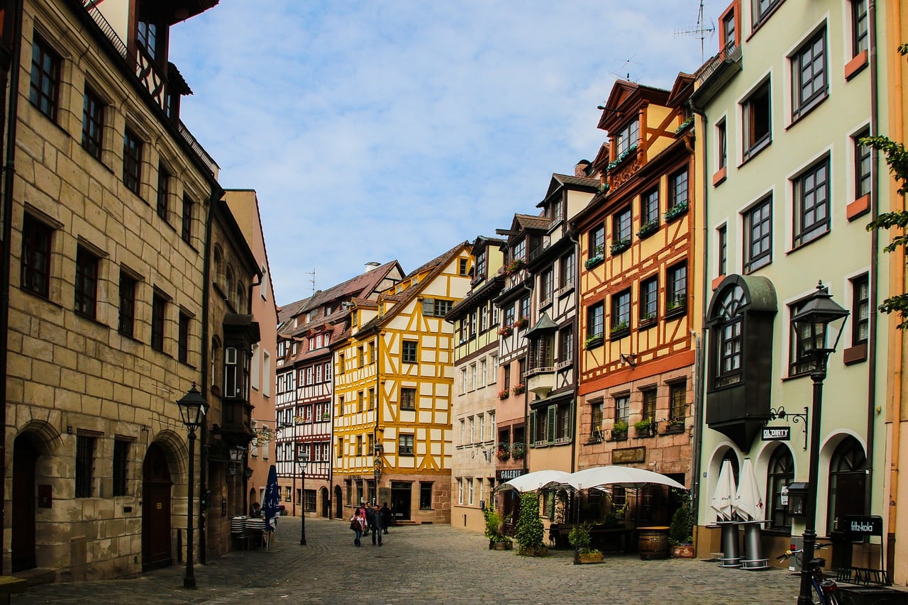 Straße mit Fachwerkhäusern und Kopfsteinpflaster in der Nürnberger Altstadt