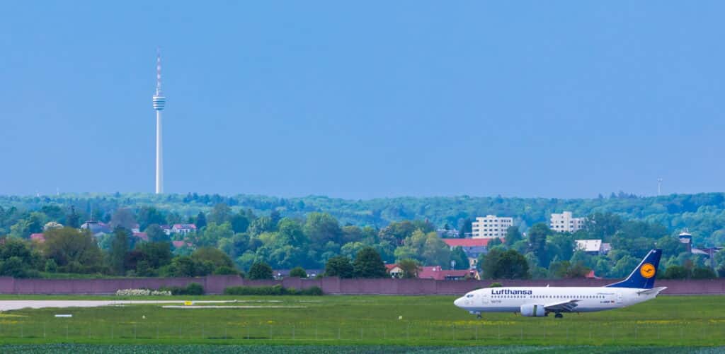 Lufthansa Flieger auf der Rollbahn in Stuttgart im Sommer mit Fernsehturm im Hintergrund