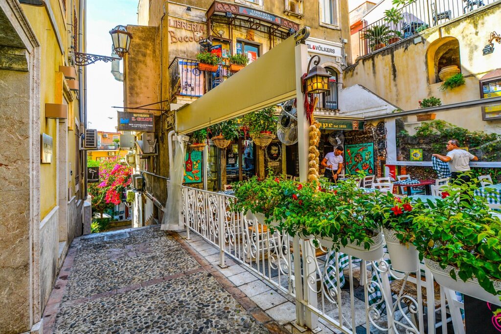 Gasse mit Restaurant in der Altstadt von Taormina Sizilien