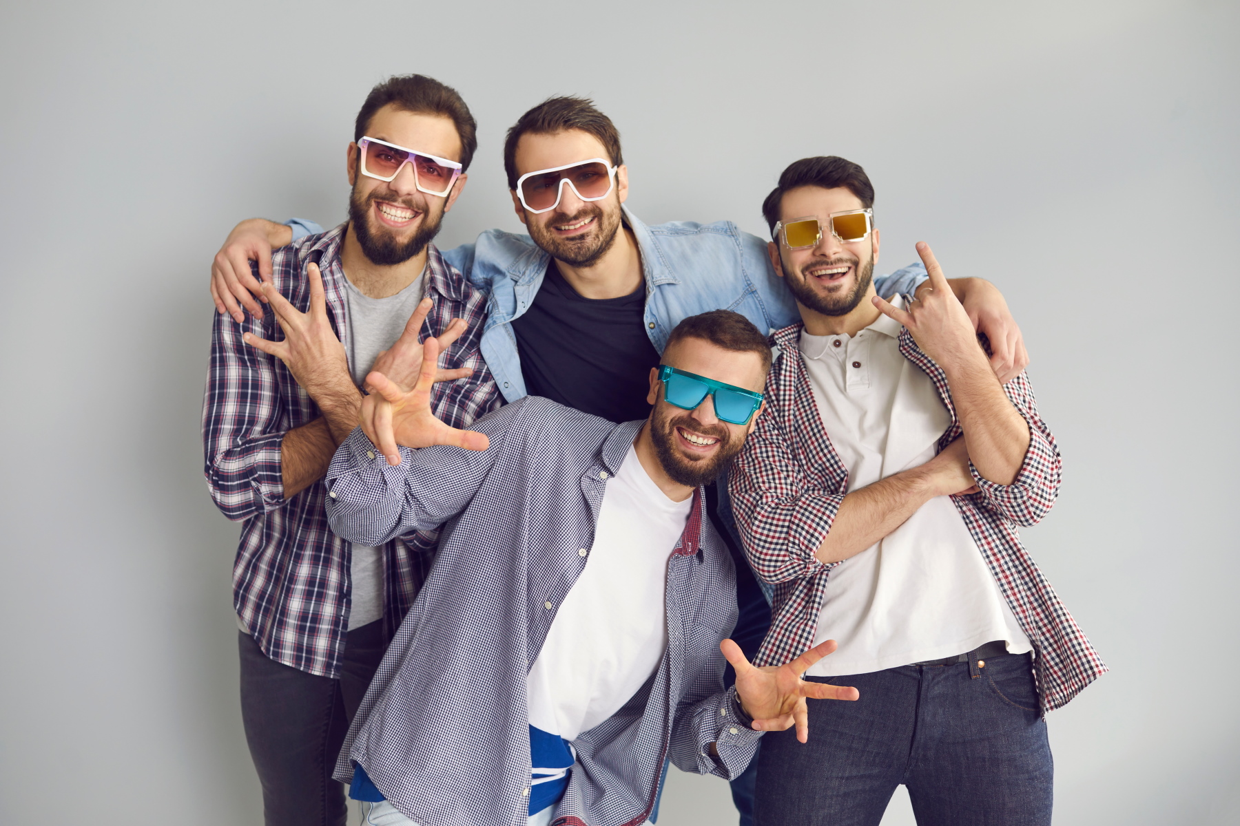 Gruppe junger Männer mit Sonnenbrillen posen für ein Foto