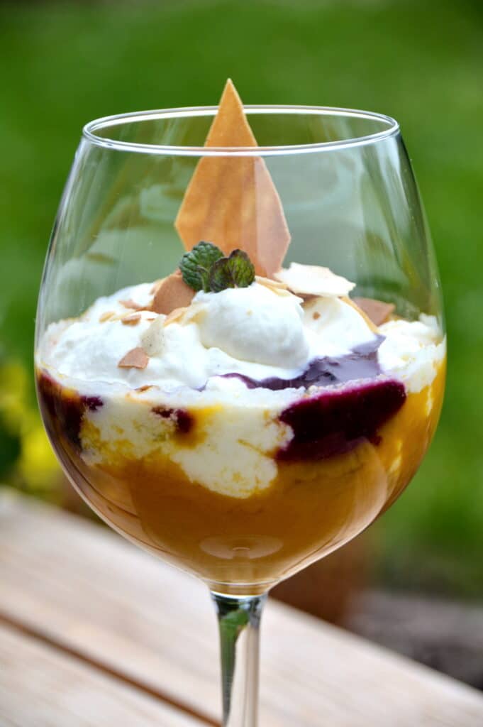 Mango Blaubeer Trifle im Stilglas mit Keks - Rezept von Thomas Holzportz