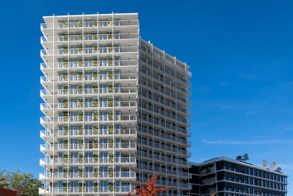 Der Black F Tower in Freiburg: Außergewöhnlich und klimaneutral