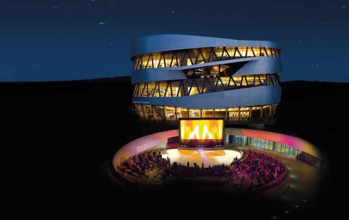Open Air Kino am Mercedes Benz Museum in Stuttgart bei Nacht