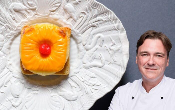 Thomas Sixt mit Porzellanteller auf dem ein Toast Hawaii liegt