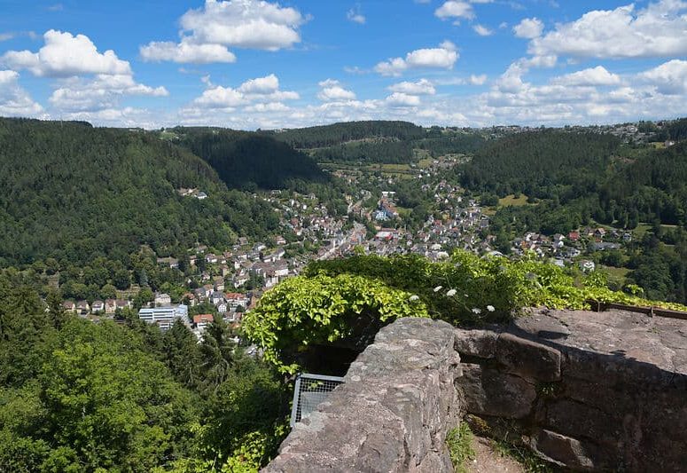 Blick von der Burgruine Hohenschramberg im Schwarzwald