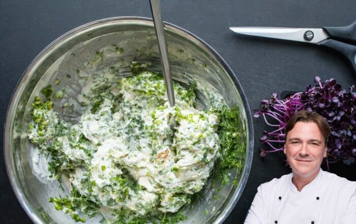 Titelbild mit Foodblogger Thomas Sixt für Grillsoßen, weiße Kräutersoße in Edelstahlschüssel mit Edelstahlrührlöffel, daneben lila Sprossen und Schere