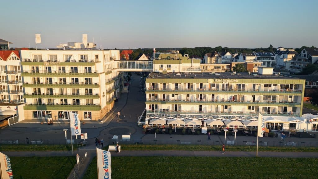 Luftbildaufnahme Blick von Meerseite auf das Hotel Strandperle Duhnen und Neubau Bellevue Ensemble