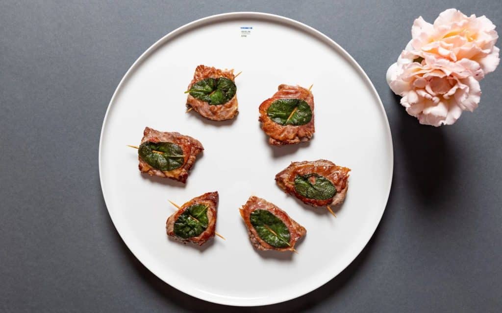 luxus-gourmet-rezept-saltimbocca-thomas-sixt-fuer-varta 4 Saltimbocca - Kalbsschnitzelstückchen auf einem weißen Teller