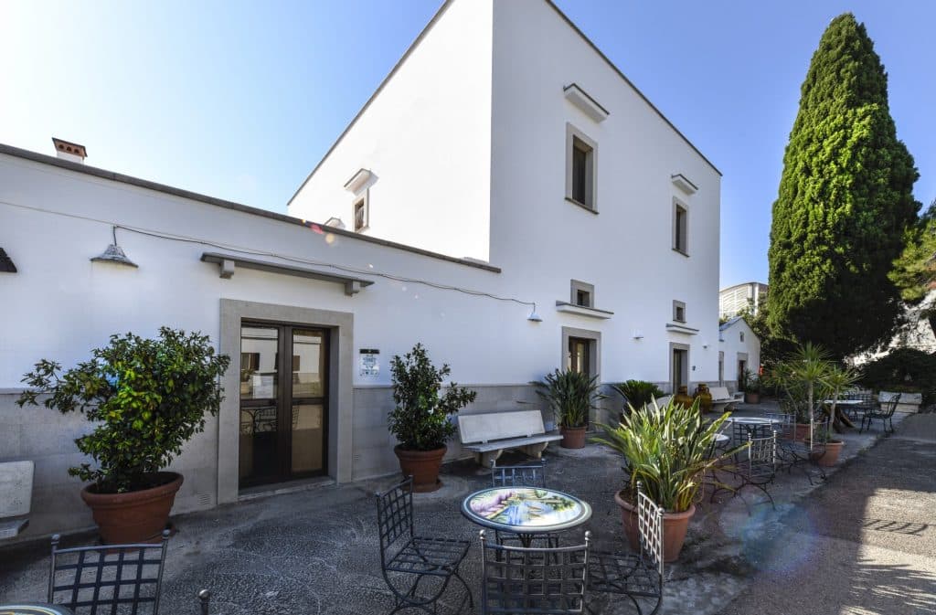 Gebäude mit Terrasse des Weinguts Torrevento in Apulien, Italien