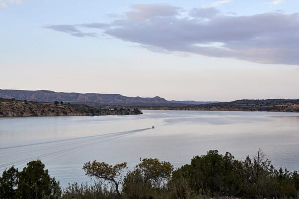 Blick über Lake Mequinenza in Zaragossa, Spanien am Abend.