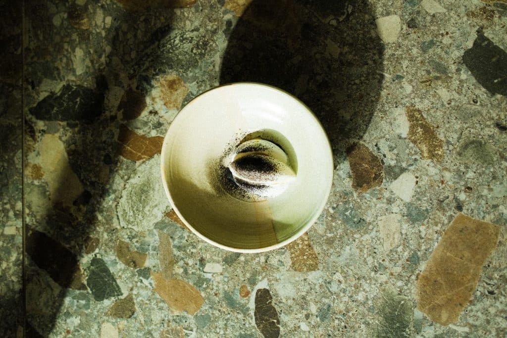 Milch-Eis mit Baiser, Asche und Marmite