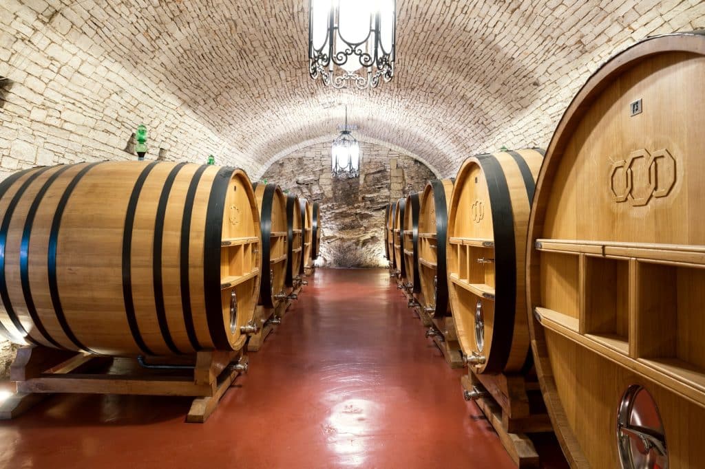 Weinkellergewölbe mit großen Holzfässern
