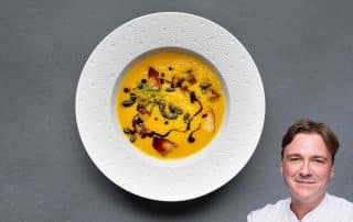 Teaserbild Traditionelle Kürbissuppe mit Portrait von Thomas Sixt unten rechts