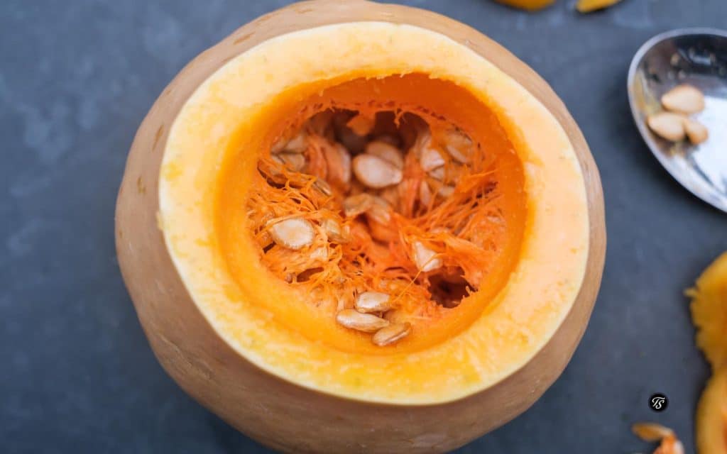 kuerbis-emotionsbild-thomas-sixt-fuer-varta Aufgeschnittener Kürbis mit Kürbiskernen im Inneren