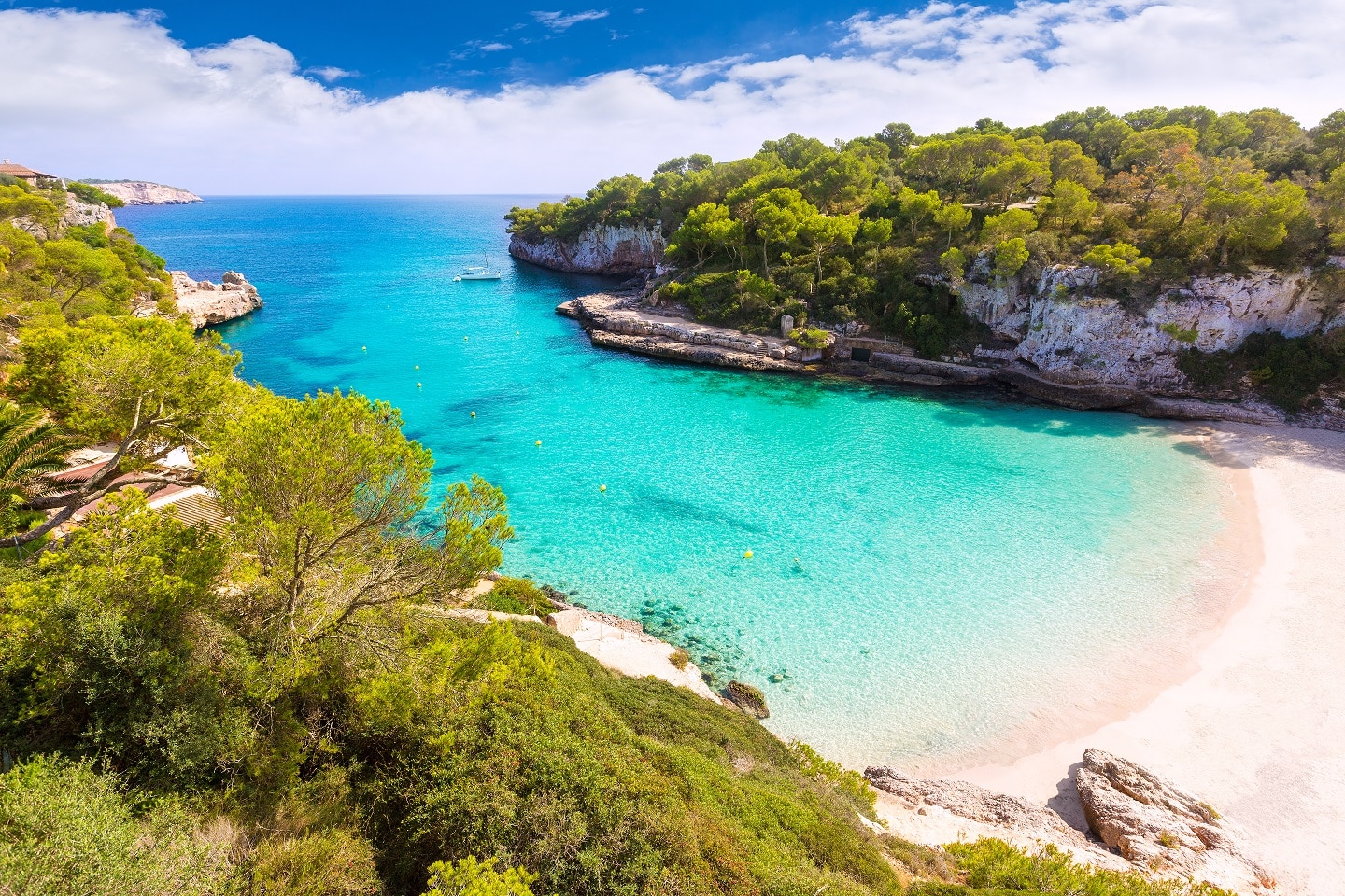 Strand Cala Llombards im Süden Mallorcas mit türkisenem Wasser.