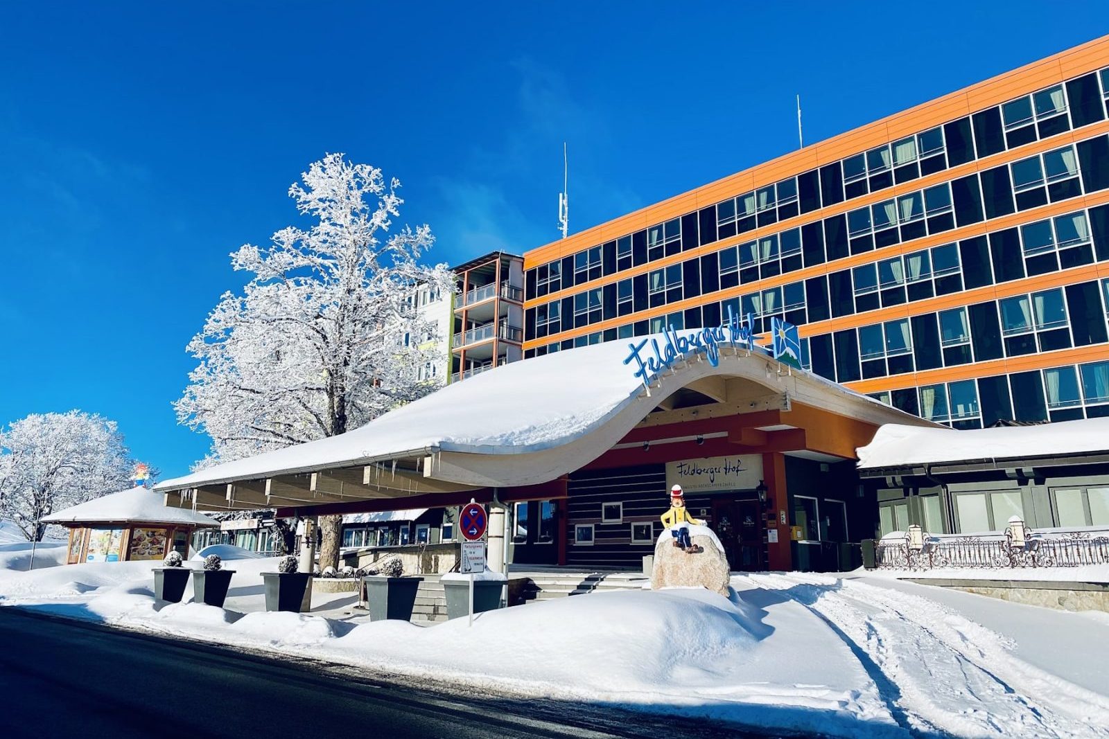 Feldberger Hof im Winter Außenansicht des Hotels im Winter mit Schnee und blauem Himmel